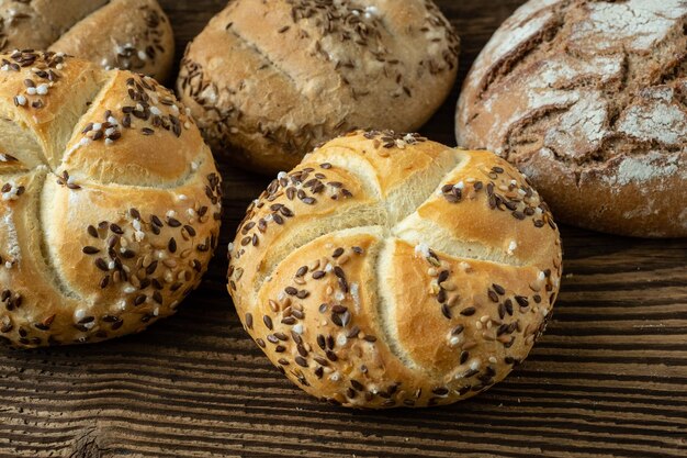 Verschillend brood op een rustieke houten achtergrond Bakkerijassortiment van brood