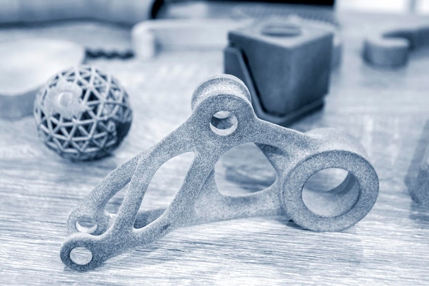 Verschillende abstracte objecten afgedrukt op poeder 3D-printer. Multi Jet Fusion MJF.