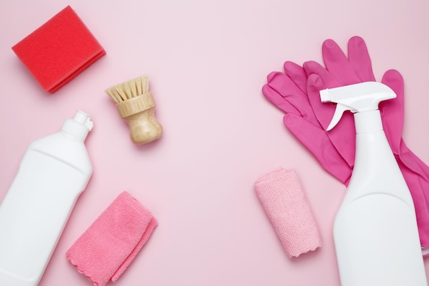 Verschillende accessoires reinigingsmiddelen sprays vodden sponzen en borstels Top view flat lay kopieerruimte