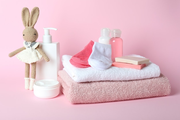 Verschillende accessoires voor babyhygiëne op roze achtergrond