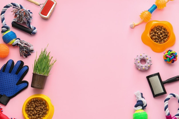 Verschillende accessoires voor de verzorging van huisdieren op een achtergrond in kleur