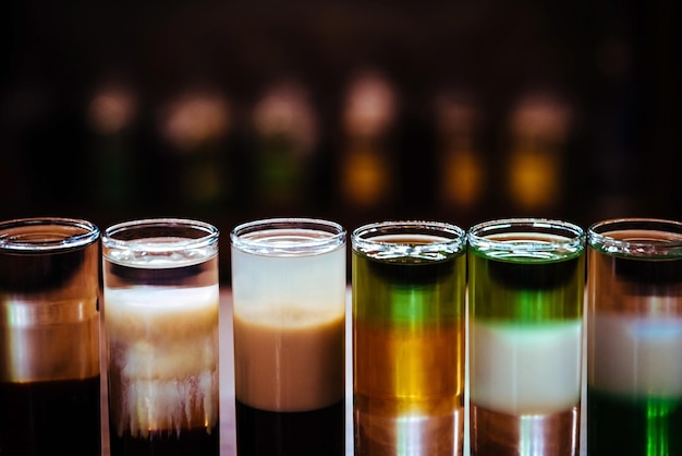 Verschillende alcoholische cocktails Meerlagige korte drank op een houten tafel in een bar