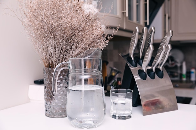 Foto verschillende apparaten reinigen servies en bestek op het aanrecht