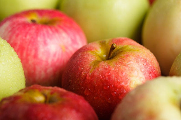 Verschillende appels op houten tafel in de tuin