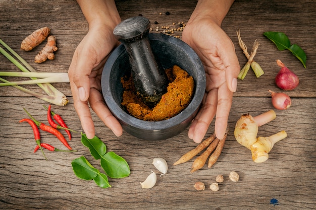 Verschillende aromatische kruiden op houten achtergrond.