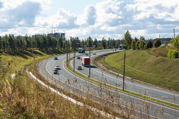 Verschillende auto's op de motorweg die naar de berg leidt, vlakbij Goroda.