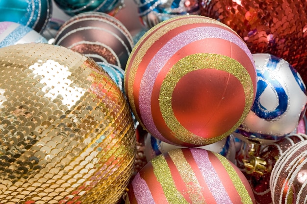 Verschillende ballen van Kerstmis met diversiteitskleuren