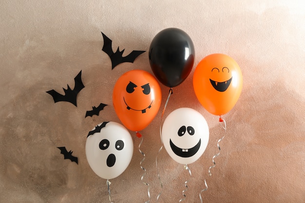 Foto verschillende ballonnen op bruin tafel. halloween concept