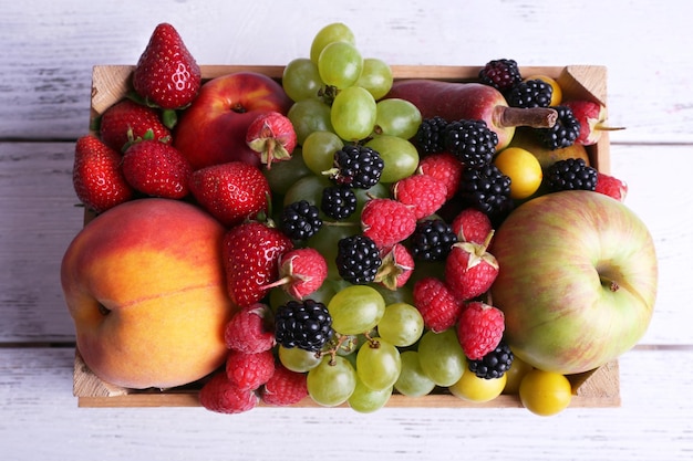 Verschillende bessen en fruit op houten tafel close-up