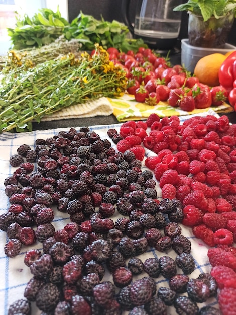 Foto verschillende bessen en kruiden op tafel wintervoorraden met vitamines