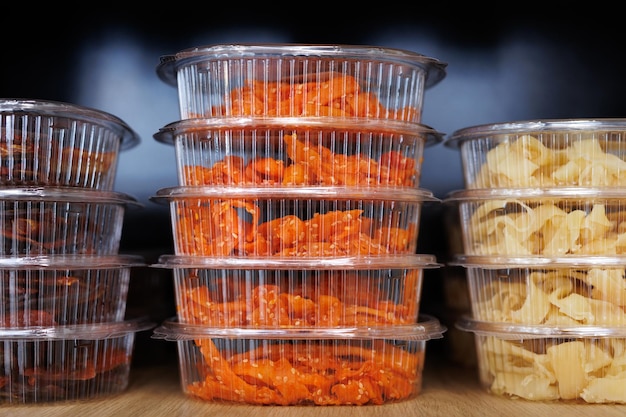 Foto verschillende biersnacks in doorzichtige plastic containers op de toonbank van een biershop