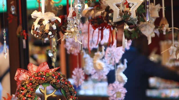 Verschillende bloemen hangen in de winkel te koop