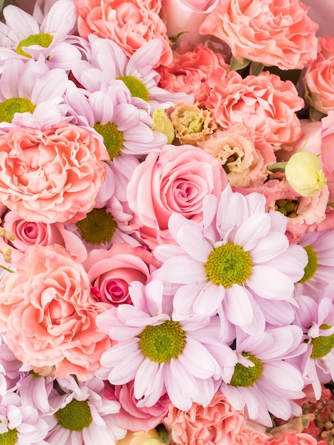 Verschillende bloemen in een boeket zijn dichtbij