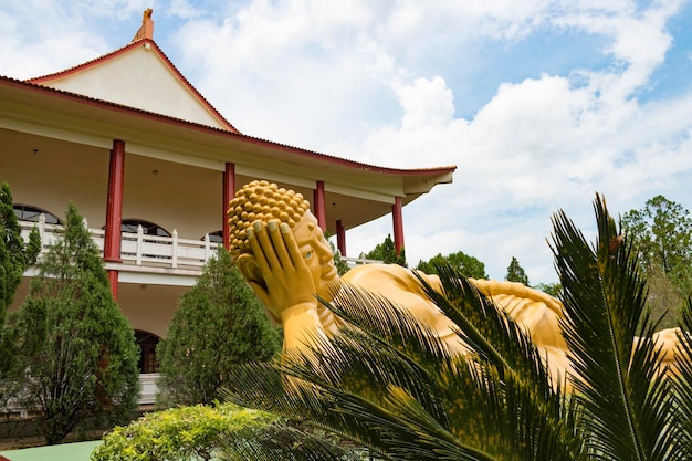 Verschillende Boeddhabeelden in een boeddhistisch tempelcomplex in Foz do Iguazu, Brazilië