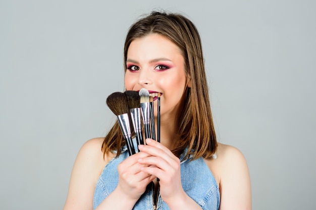 Verschillende borstels Make-up cosmetica concept Huidskleur concealer Cosmetica winkel Meisje oogschaduw aanbrengen Vrouw die make-upborstel toepast Benadruk vrouwelijkheid Professionele make-upbenodigdheden Huidverzorging