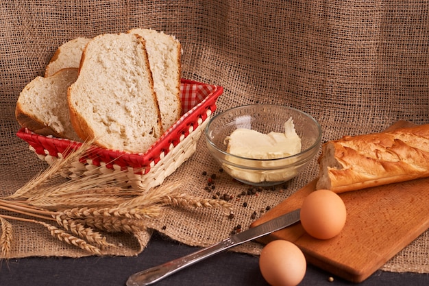 Verschillende brood en tarwe op de rustieke tafel.