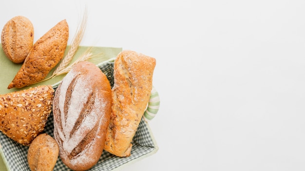 Foto verschillende brood in de mand