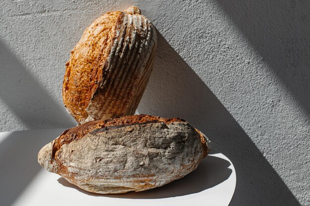 Verschillende brood op tafel in het interieur op een witte achtergrond in de zon