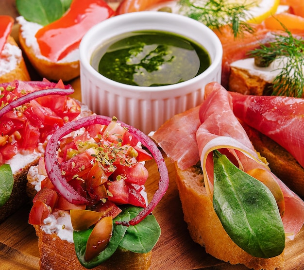 Verschillende bruschetta op een houten bord