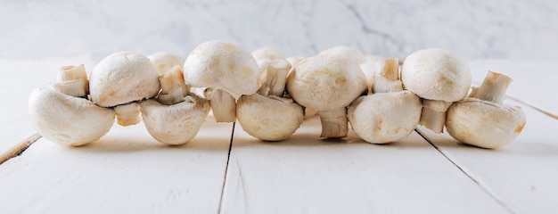 Verschillende champignons op een witte houten achtergrond