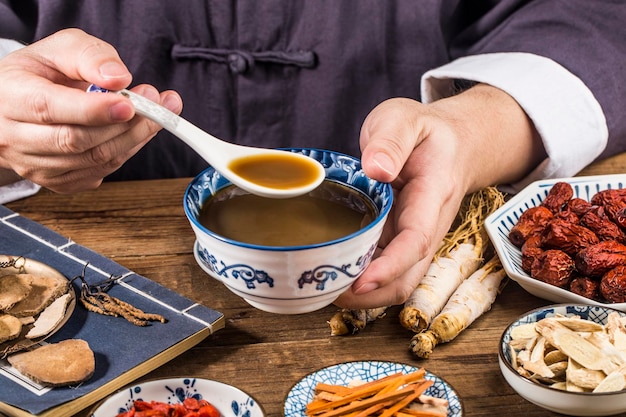 Verschillende chinese kruidengeneesmiddelen gemaakt in een kom chinese geneeskunde