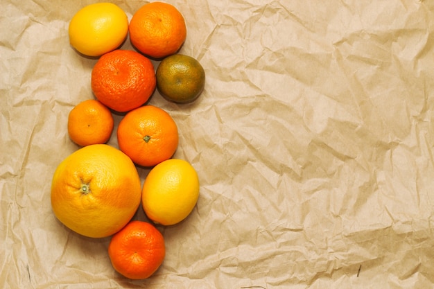 Verschillende citrus op een achtergrond van kraftpapier. Eco producten concept