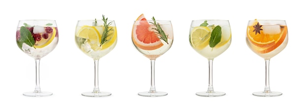 Verschillende cocktails op een witte achtergrond Verfrissende drankjes mojito
