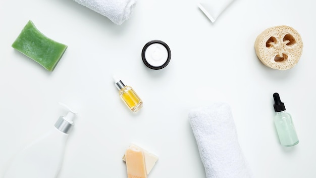 Verschillende cosmetische flessen en containers Badproducten in de badkamer spa serum natuurlijke zeep