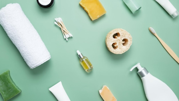 Verschillende cosmetische flessen en containers Badproducten in de badkamer spa serum natuurlijke zeep