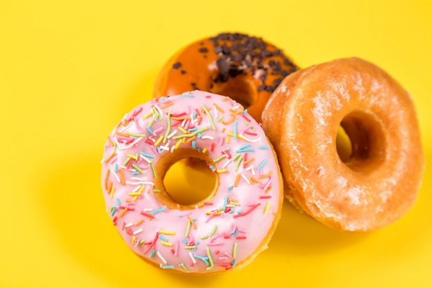 Verschillende donuts met glazuur en hagelslag