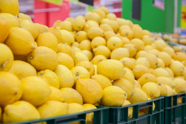 Verschillende dozen met citroenen in de winkel