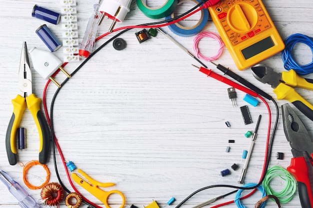 Verschillende elektrische gereedschappen op een houten tafel