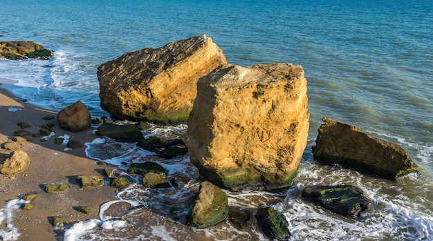 Verschillende enorme kalksteenstenen bij de zee