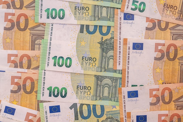 Verschillende eurobankbiljetten als besparing van het achtergrondfinanciënconcept