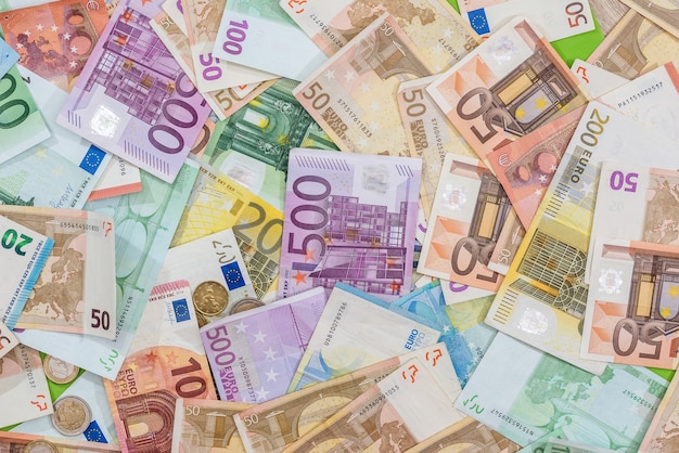 Verschillende eurobiljetten als achtergrond