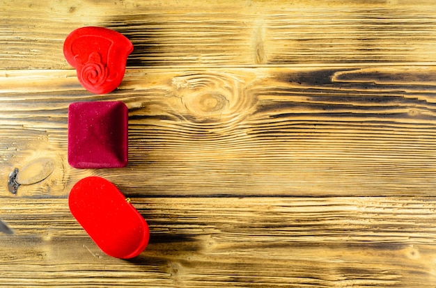 Verschillende fluwelen sieraden dozen op houten tafel. Bovenaanzicht