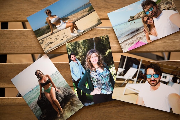 verschillende foto's van een stel op de stranden van Mallorca. op een houten tafel met gaten erin.