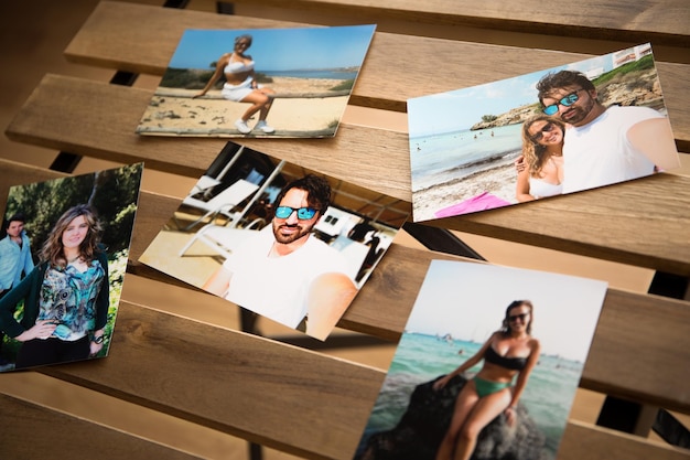 verschillende foto's van een stel op de stranden van Mallorca. op een houten tafel met gaten erin.