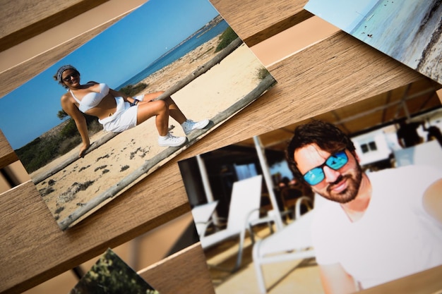 verschillende foto's van een stel op de stranden van Mallorca. op een houten tafel met gaten erin.