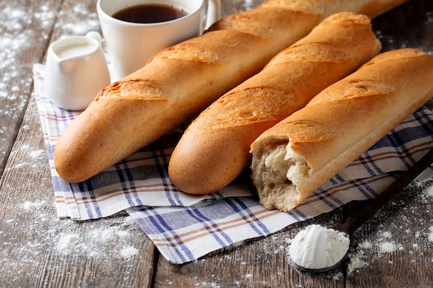 Verschillende Franse baguettes met koffie en melk