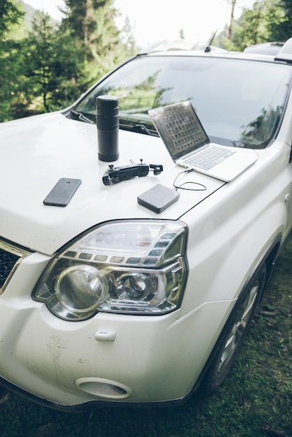 Verschillende gadgets bij auto's motorkap