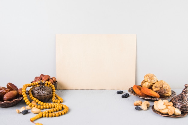 Verschillende gedroogde vruchten met noten en papier