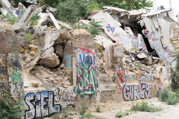 Verschillende gekleurde graffiti op de muren van het verwoeste gebouw