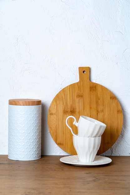 Verschillende gerechten op een houten tafel op een plank in de keuken. Hoge kwaliteit foto