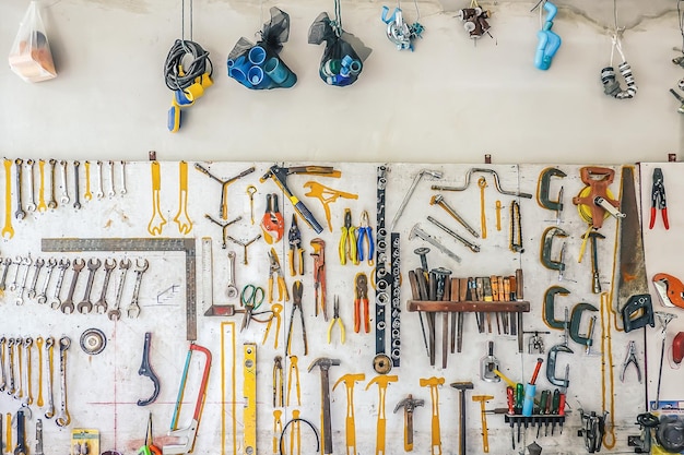 Verschillende gereedschappen die aan de muur hangen in een werkplaats
