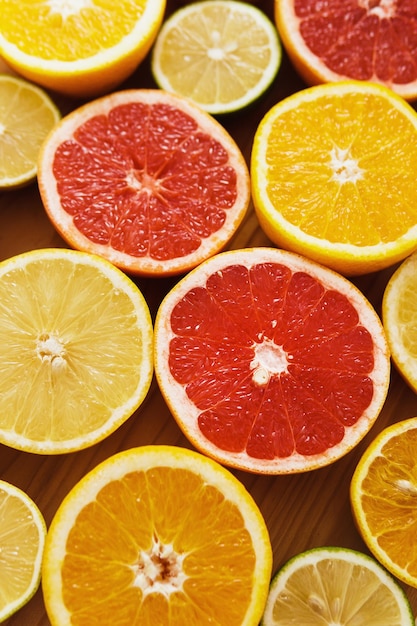 Verschillende gesneden citrusvruchten zoals grapefruit, sinaasappel, citroen en limoen