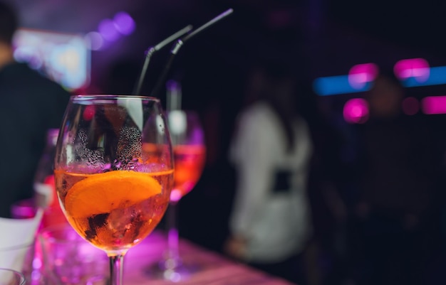 Verschillende glazen beroemde cocktail Martini geschoten op een bar met ondiepe scherptediepte