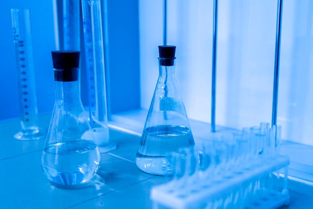 verschillende glazen kolven in wetenschappelijk laboratoriumexperiment van de scheikunde