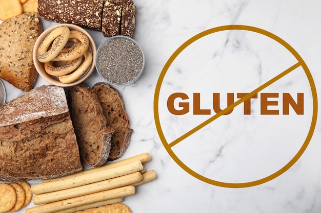 Foto verschillende glutenvrije producten op witte marmeren tafel plat gelegd