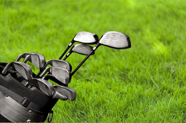 Verschillende golfclubs op onscherpe achtergrond
